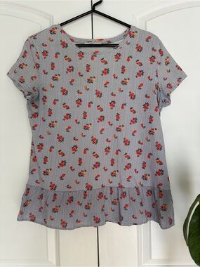 edc Short Sleeve Ruffle Hem Tee in Blue with Red Floral Print